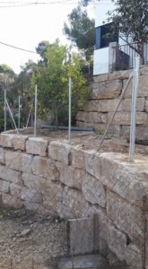 Perforación vertical con inclinación en muro de piedra